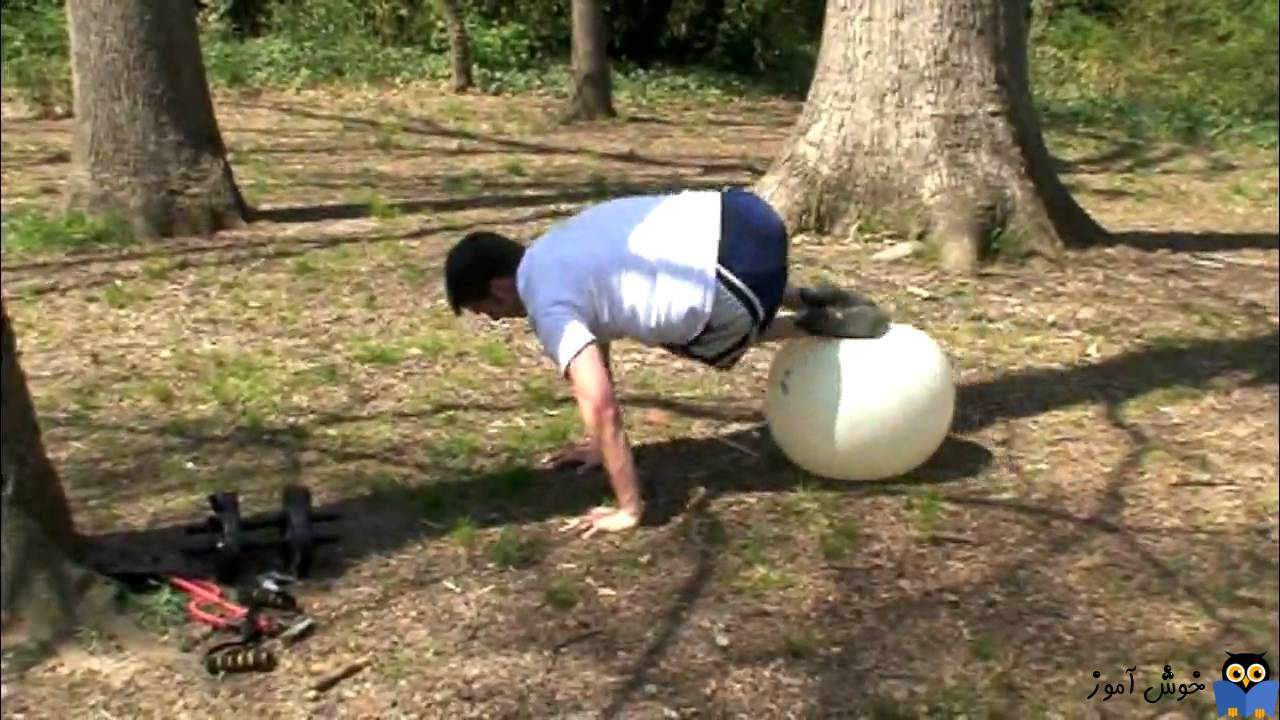حرکات تمرینی با توپ - حرکت  Ball Alternate Knee Tucks
